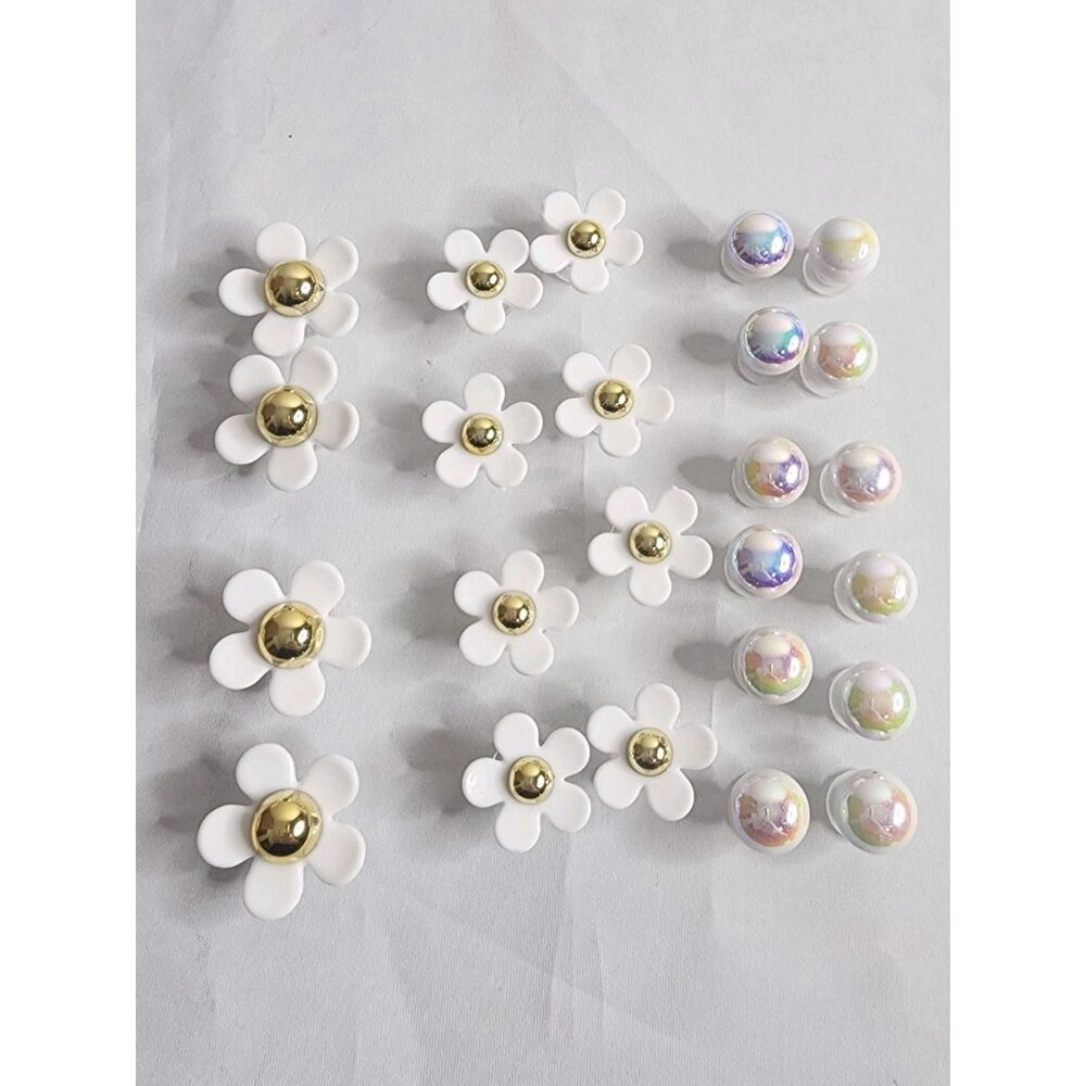 25 Pcs White and Gold Daisies and Iridescent Pearls Shoe Charms